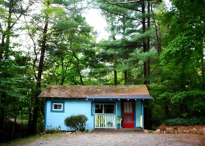 Pet Friendly hotel: The Pines Cottages