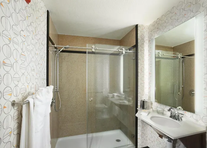 Hotel with Tennis: Holiday Inn Asheville East-Blue Ridge Pkwy By Ihg